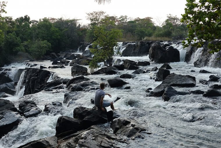 Das Wasser stürzt über Stufen der Kapala Falls Wasserfälle in Sambia hinab.