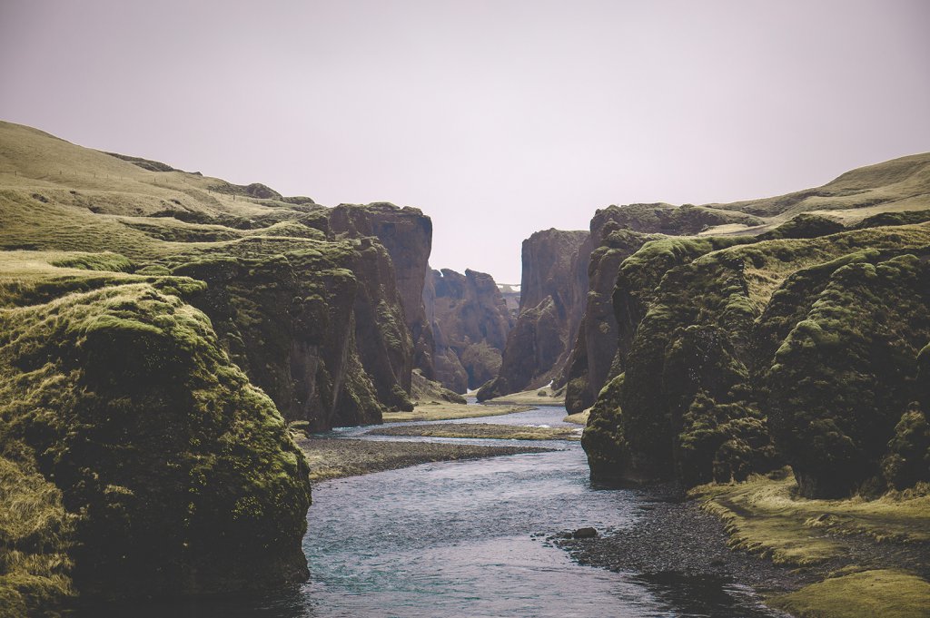 Roadtrip Island: Blick auf die Fjaðrárgljúfur Schlucht.