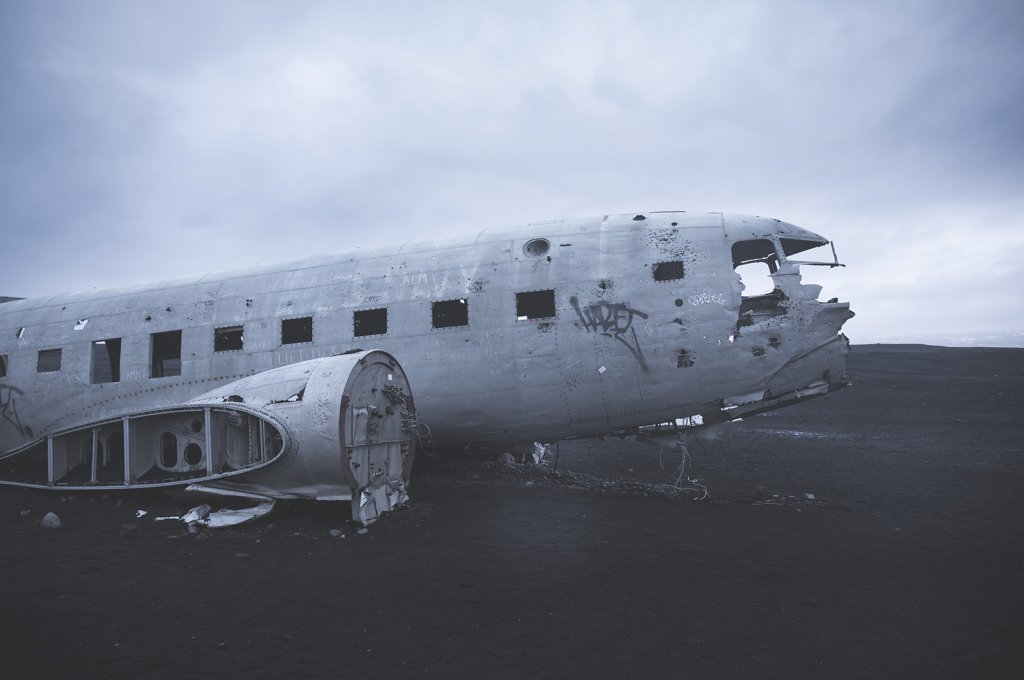 Das Flugzeugwrack einer abgestürzten C-117.
