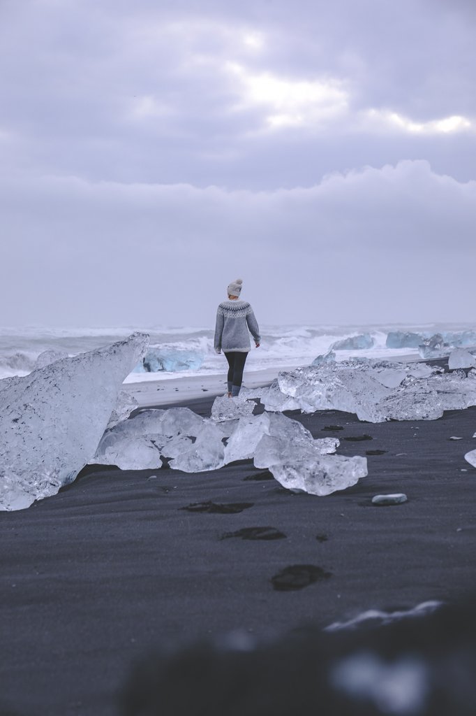 Line zwischen Eis und schwarzem Sandstrand an der Gletscherlagune Jökulsárlón auf Island.