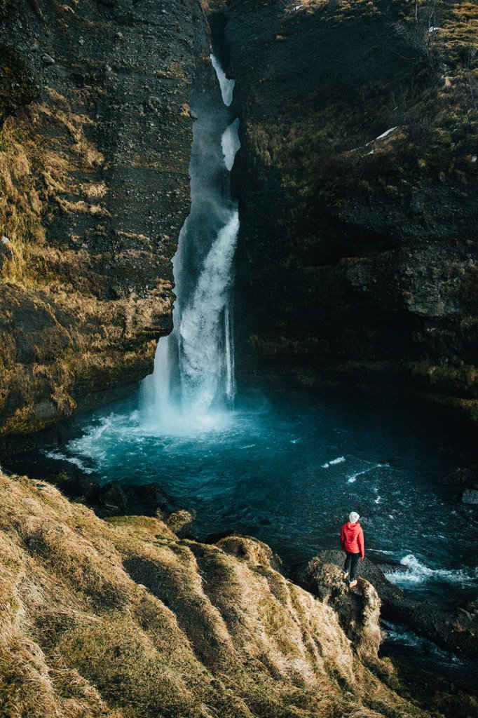 Roadtrip Island - Line vom Abenteuerblog Off the Path vor dem Wasserfall Gluggafoss.