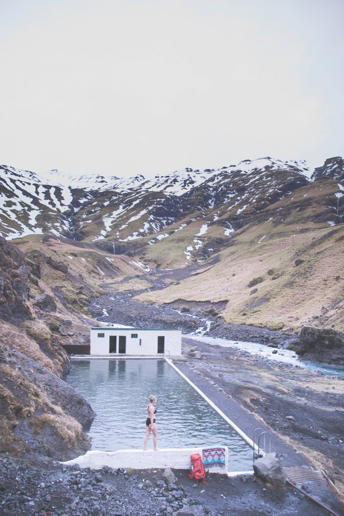 Roadtrip Island - Line nimmt ein Bad im verlassenen Schwimmbad Seljavallalaug.