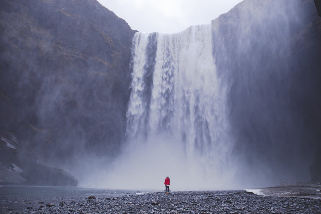 Line vor dem ca. 60 Meter hohen Skogafoss Wasserfall.