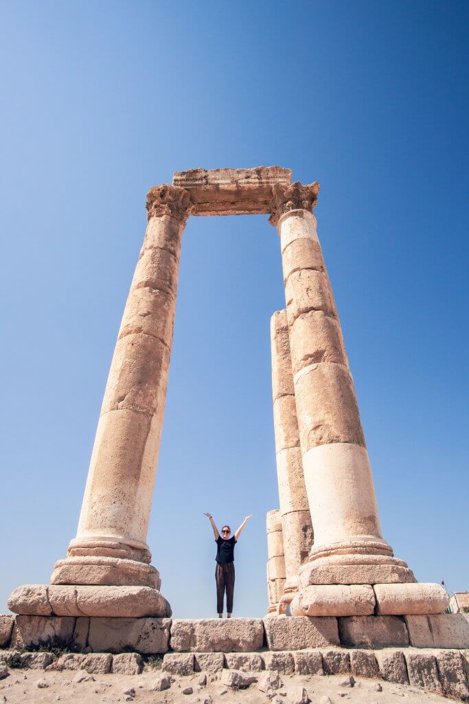 Maria zwischen zwei Säulen des Tempel des Herkules in Jordanien.