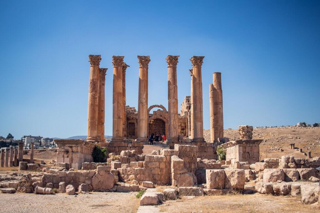 Roadtrip durch Jordanien: Ruinen am Tempel des Herkules auf dem Zitadellenhügel in Amman.