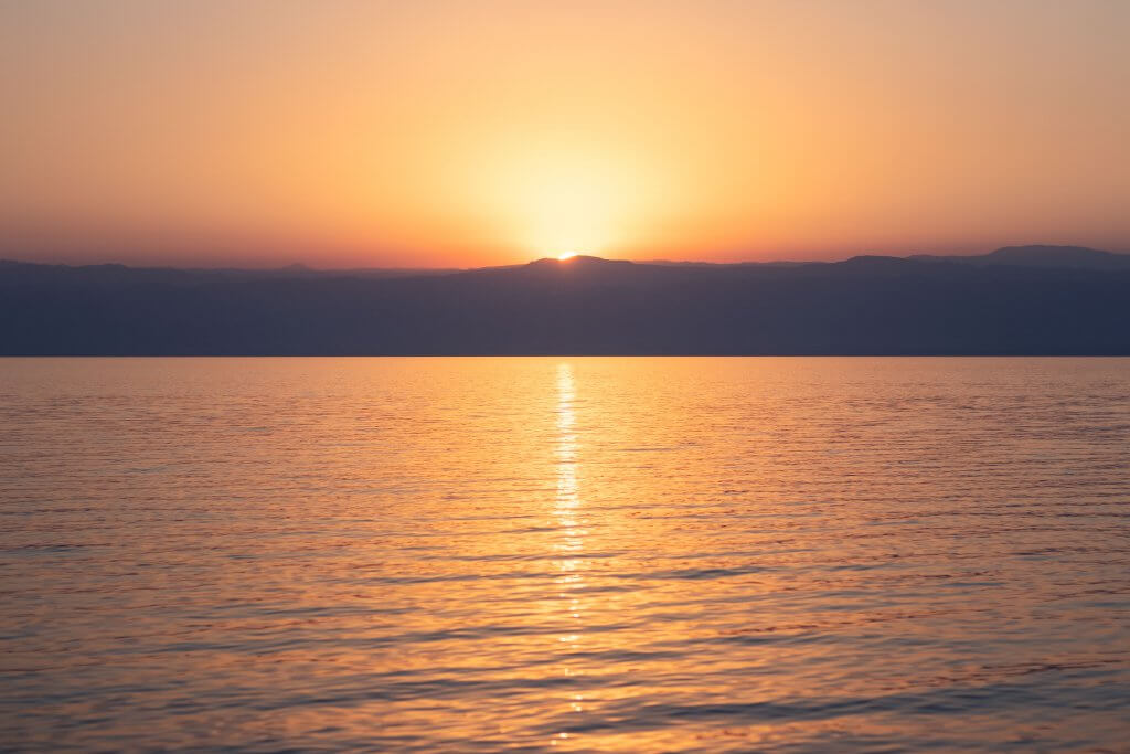 Sonnenuntergang über dem Toten Meer.