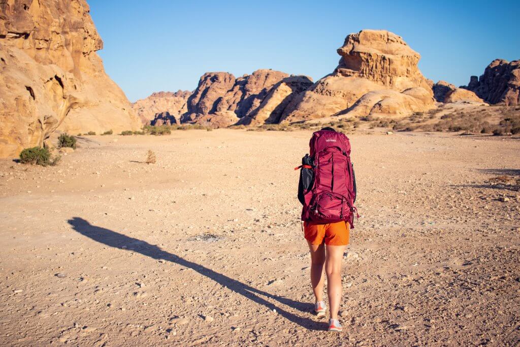 Maria mit ihrem Yukon Reiserucksack in der Wüste nahe der Stadt Petra.