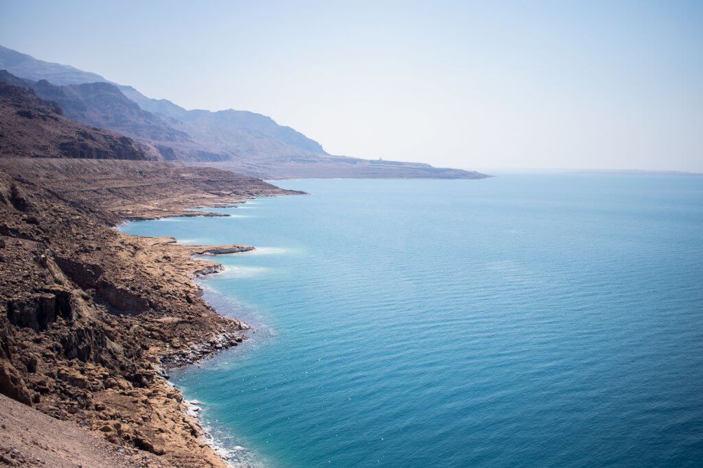 Blick auf das Tote Meer in Jordanien. Links die Küste, rechts das türkis-blaues Meer.