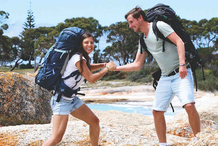 Ania und Daniel vom Blog Geh-Mal-Reisen.de auf Tasmanien, das zu Australien gehört. Hier mit ihren beiden Yukon Rucksäcken.