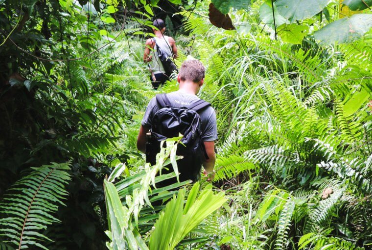 Ania und Daniel vom Reiseblog Geh Mal Reisen auf ihrer Rundreise durch Sulawesi.