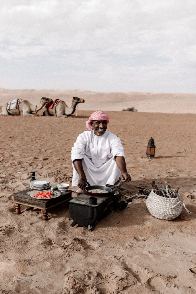 Beduine beim Kochen in der Wahiba Sands Wüste im Oman.