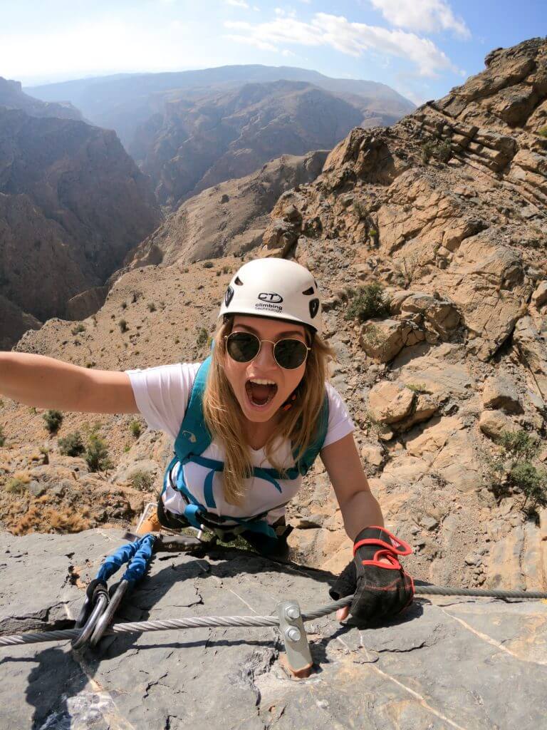 Joanna am Klettersteig des Jebel Akhdar Gebirges im Oman.