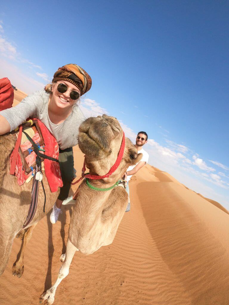 Kamel-Safari durch die Wahiba Sands Wüste im Oman.