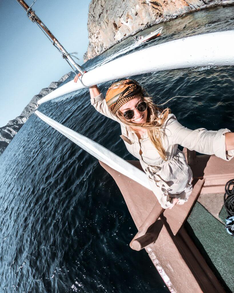 Joanna am Heck eines Dhaus, ein traditionelles arabisches Schiff.