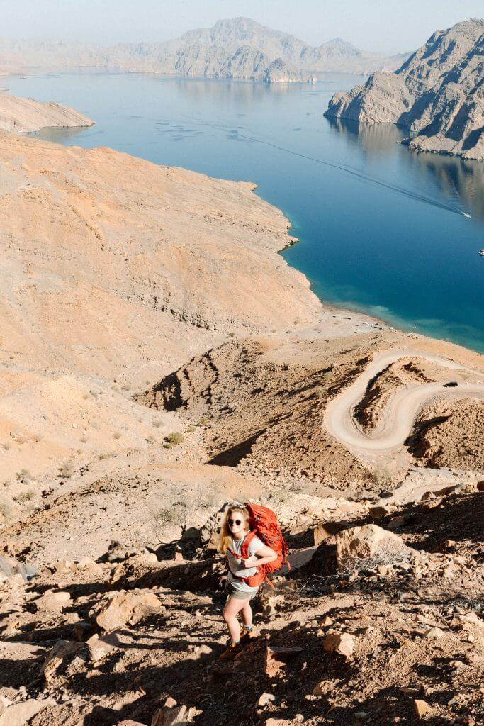 Joanna wandert nahe Khasab, auf der Halbinsel Musandam, einen Pfad hinauf.
