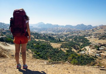 Tatonka The Trekkin' Crew - Roadtrip Jordanien - Maria blickt auf die Stadt Petra.