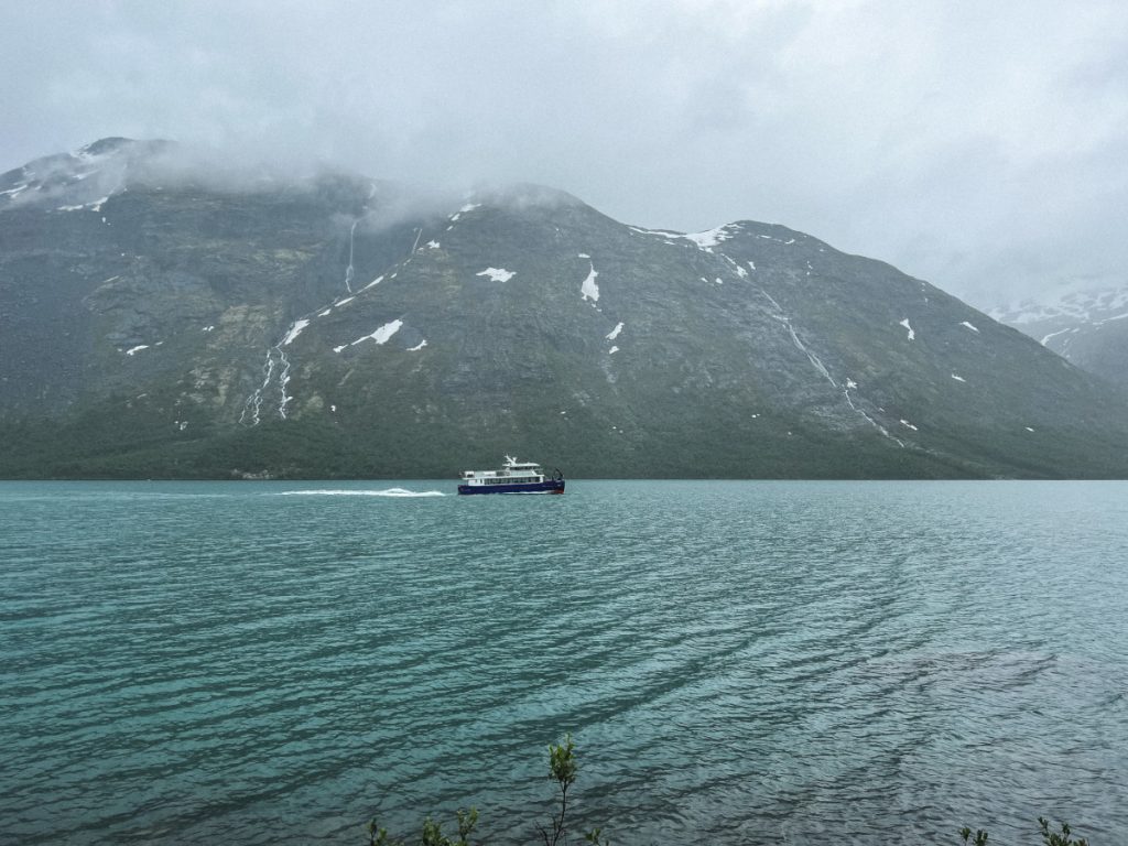 Schiff auf dem Gjende-See in Norwegen.