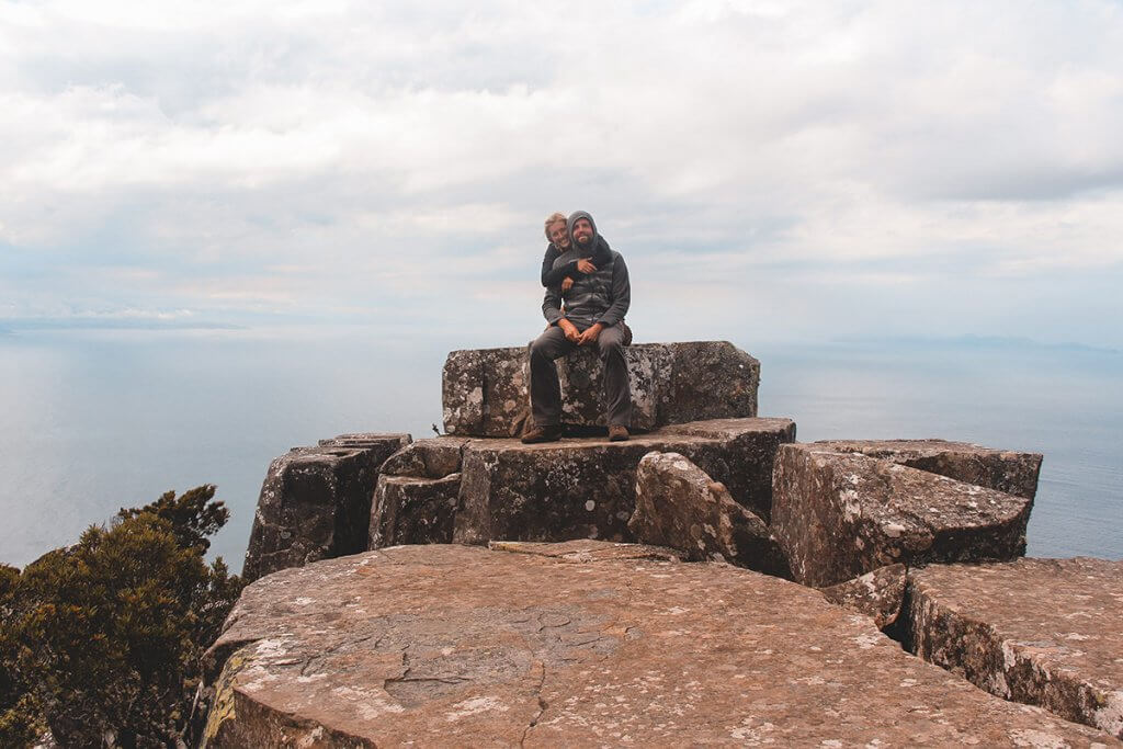Franziska und Felix auf einem Felsen am Ende der Welt.