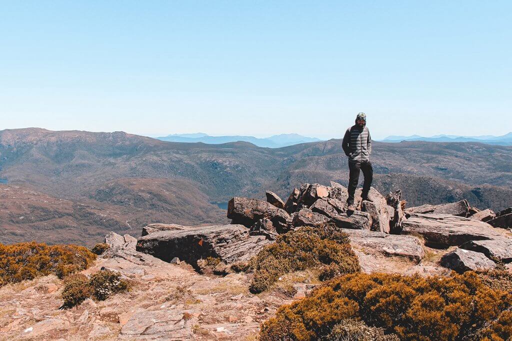 Tasmanien, eine Insel voller Gegensätze. Raue Berglandschaften, wilde Regenwälder und endlose Strände.