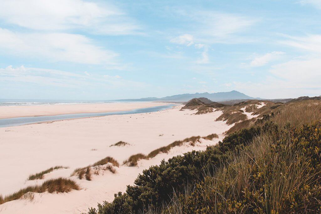 Scheinbar endloser Sandstrand auf Tasmanien.