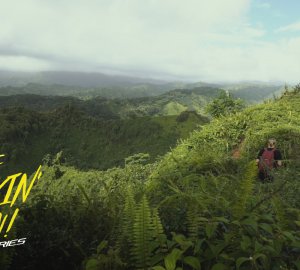 Katrin auf dem Kuliau Ridge Trail mit Blick auf die saftig grünen Makahela Berge.