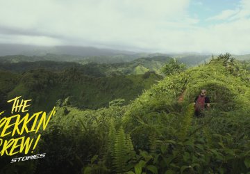 Katrin auf dem Kuliau Ridge Trail mit Blick auf die saftig grünen Makahela Berge.