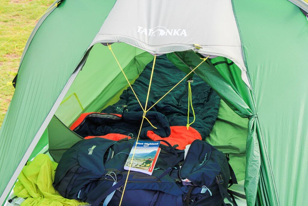 Klicken, um Bild zu vergrößern. Trekkingrucksack und Wanderführer liegen im Zelt.